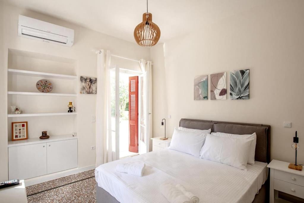 Private House - Garden - Glyfada Villa